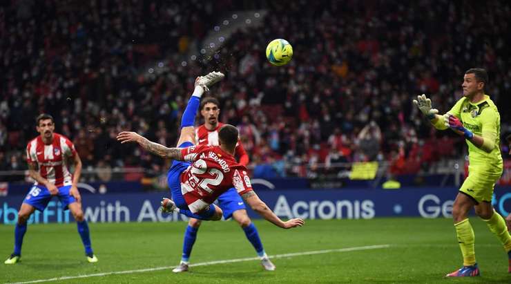 VÀO! Và đó là một bàn thắng quá đẹp! Mario Hermoso (Atl. Madrid) Chạy chỗ bên trong vòng cấm và tung người dứt điểm như một diễn viên xiếc nhào lộn. 4:3.