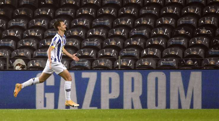 Vào! Fabio Vieira (FC Porto) chớp cơ hội sau một tình huống bóng bật ra trong vòng cấm và đánh bại thủ môn với một cú sút vào góc thấp bên trái. Tỉ số đã được nâng lên: 1:0.
