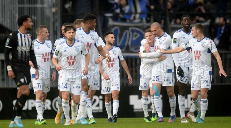 Một cú sút tuyệt vời! Kevin Gameiro (Strasbourg) thể hiện sự bình tĩnh tuyệt vời trong vòng cấm để tung một cú sút nhanh vào góc cao bên phải khung thành. Tỉ số là 0:1.