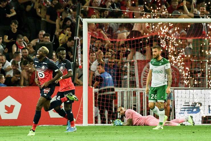 Một pha dứt điểm xuất sắc! Victor Osimhen (Lille) đón một quả tạt hoàn hảo tới từng centimét trong vòng cấm và tung một cú sút chìm vào góc thấp bên trái khung thành. Chúng tôi thật sự không đủ ca từ để tôn vinh bàn thắng vừa rồi!
