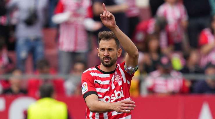 Vào! Cristhian Stuani (Girona) tung cú sút mạnh từ chấm phạt đền, bóng đi chìm và hiểm hóc vào góc thấp bên trái khung thành.