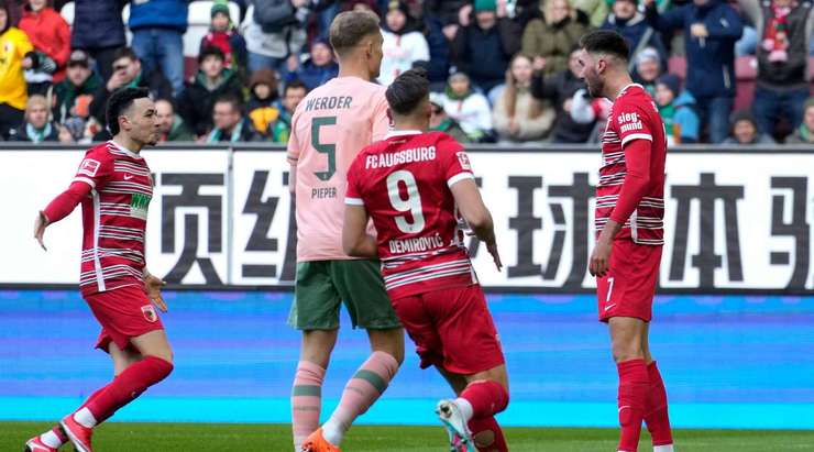 Robert Gumny nhồi bóng cho Dion Beljo (Augsburg), người đón đường chuyền của anh ở trong vòng cấm và ra chân rất nhanh vào góc phải khung thành! Thủ môn đã không thể làm gì được. 1:0!