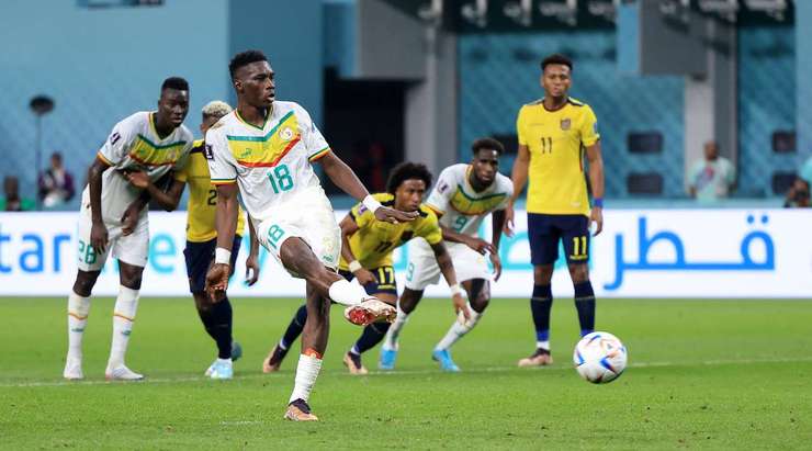 Vào! Ismaila Sarr (Senegal) giành chiến thắng trên chấm phạt đền bằng một cú sút không thể cản phá, vượt qua tầm với của thủ môn Hernan Galindez vào góc thấp bên phải.
