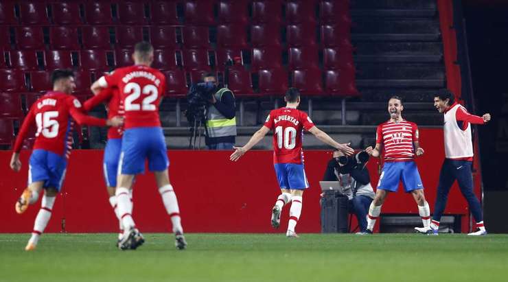 Bóng đã đi vào lưới! Angel Montoro thực hiện một đường chọc khe chuẩn xác cho Roberto Soldado (Granada CF) và cầu thủ này bứt tốc vào vòng cấm để tung một cú sút tuyệt diệu vào góc phải phía dưới. Tỉ số đã được thay đổi thành 2:0.