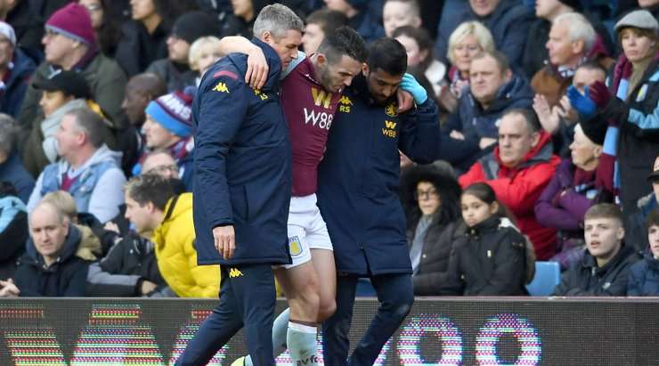 John McGinn (Aston Villa) đang được thay ra vì chấn thương. Dean Smith đưa Marvelous Nakamba vào sân.