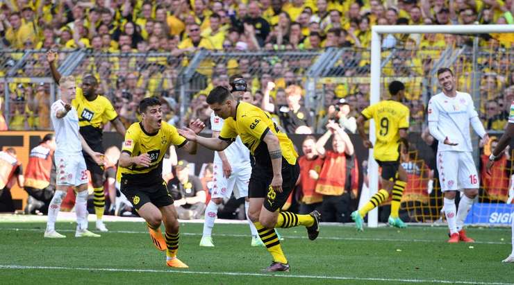Vào! Niklas Sule (Dortmund) nhận bóng trong vòng cấm ở một vị trí rất thuận lợi và dứt điểm. Cú sút của anh đổi hướng khi chạm vào một cầu thủ đối phương, khiến thủ môn Finn Dahmen bó tay. Tỉ số đã được nâng lên 2:2.