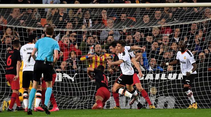 Vào! Maximiliano Gomez với một quả tạt tuyệt vời tìm đến Gabriel (Valencia), người ghi bàn với một cú đánh đầu đơn giản vào lưới trống. 1:1.