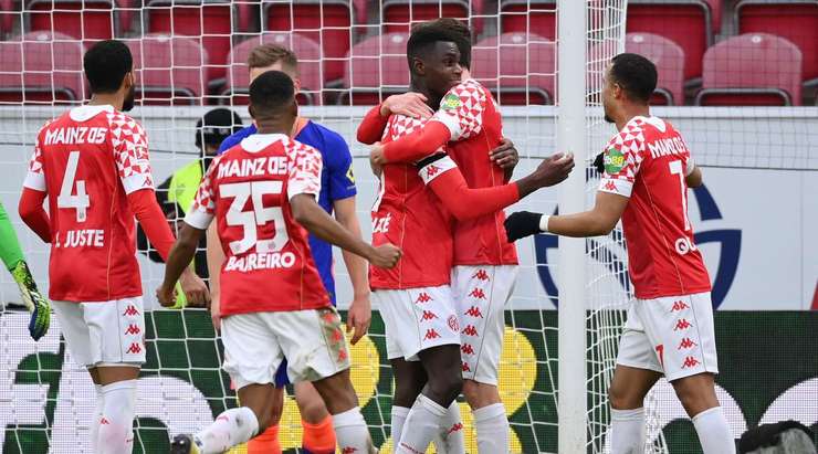 Vào! Moussa Niakhate (Mainz) dứt điểm từ cự li gần với một cú sút dễ dàng và anh ấy thay đổi tỉ số thành 2:2. Kiến tạo bởi Stefan Bell.