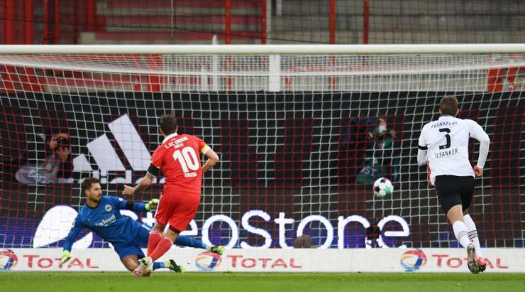 Vào! Max Kruse (Union Berlin) giành chiến thắng trên chấm phạt đền bằng một cú sút không thể cản phá, vượt qua tầm với của thủ môn Kevin Trapp vào góc phải khung thành.