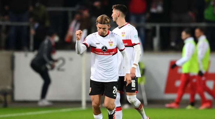 Một pha dứt điểm chói sáng của Borna Sosa (VfB Stuttgart). Anh ấy tung cú sút một chạm từ cự li gần vào góc cao bên trái, bóng đi sượt khung gỗ vào lưới!