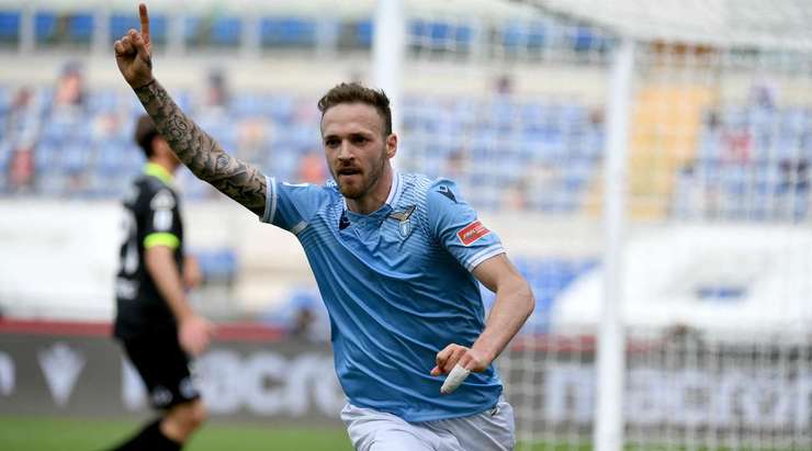 Manuel Lazzari (Lazio) khống chế bóng gọn gàng từ một đường chuyền sắc sảo tại rìa vòng cấm và tung cú sút căng vào vào góc thấp bên phải khung thành, theo một phong cách đã thành thương hiệu của anh.