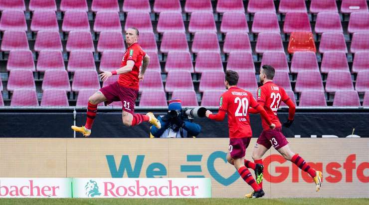 Vào! Bóng bật ra đến Marius Wolf (Köln) và anh ấy tung cú sút từ cự li gần. Tỉ số là 1:0.