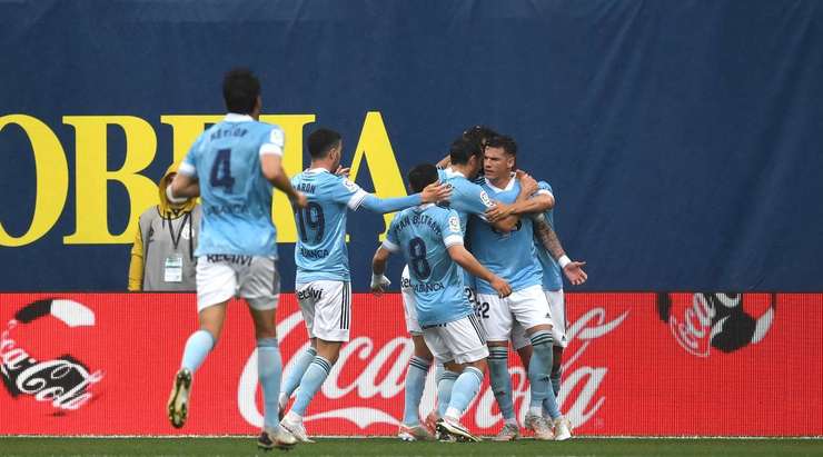 VÀO! Đó là một cú sút phạt đền hoàn hảo của Santi Mina (Celta Vigo) về phía bên phải khung thành, không có một chút cơ hội nào cho thủ môn Sergio Asenjo để cản phá!