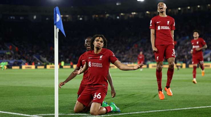 Vàooo! Mohamed Salah là người kiến tạo với đường chuyền ngắn rất vừa tầm chạy của Trent Alexander-Arnold (Liverpool), và cầu thủ này không phạm sai lầm nào với một cú sút cắm thẳng vào góc cao bên phải khung thành để nâng tỉ số lên 0:3. Bàn thắng quá đẹp!
