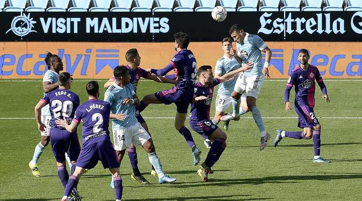 Đường treo bóng từ quả đá phạt tìm đến đầu của Jeison Murillo (Celta Vigo), và anh đã bật cao đánh đầu hiểm hóc vào sát mép trong cột dọc bên phải.