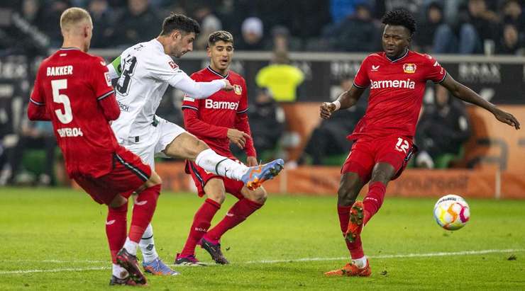 Tuyệt vời! Lars Stindl (B. Monchengladbach) có một màn trình diễn kỹ thuật xuất sắc với một cú vô-lê trong vòng cấm, đưa bóng đi đập chân cột dọc bên phải vào lưới. Công kiến tạo thuộc về Hannes Wolf và tỉ số là 1:3.