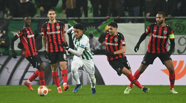 Ryan Mmaee (Ferencvaros) vượt qua các pha truy cản, nhưng một cầu thủ đối phương thi đấu tốt để phá bóng ra xa.