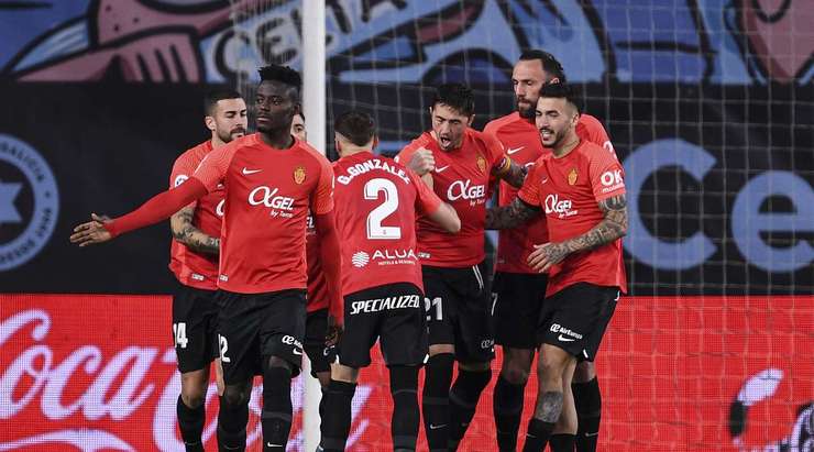 Joseph Aidoo (Celta Vigo) ghi một bàn phản lưới xui xẻo sau khi anh vô tình làm đổi hướng một cú sút.