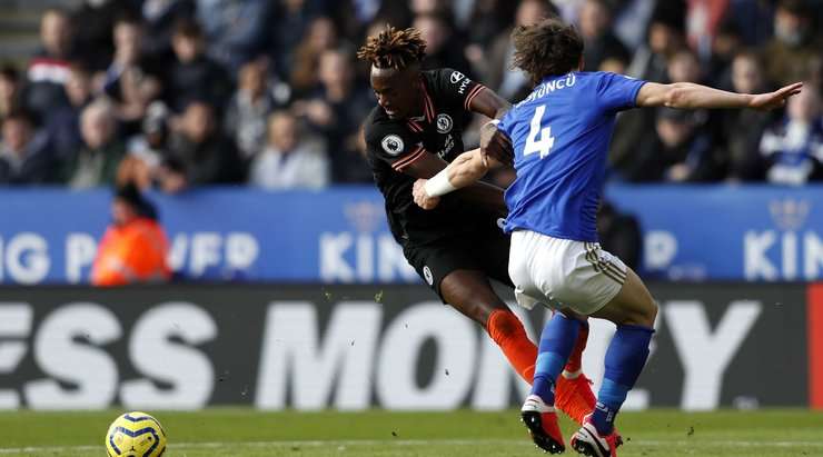 Tammy Abraham (Chelsea) ngã xuống sau một tình huống vào bóng của hậu vệ đối phương. Trọng tài có vẻ như không quan sát rõ tình huống và chỉ khoát tay ra hiệu cho trận đấu tiếp tục.