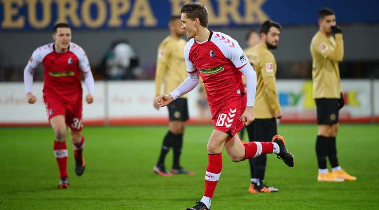 Vào! Nils Petersen (Freiburg) đã có mặt đúng lúc đúng chỗ để lấy bóng bật ra trong vòng cấm, và anh ấy sút bóng đi chìm vào phía trong cột dọc bên trái. Tỉ số là 2:1.