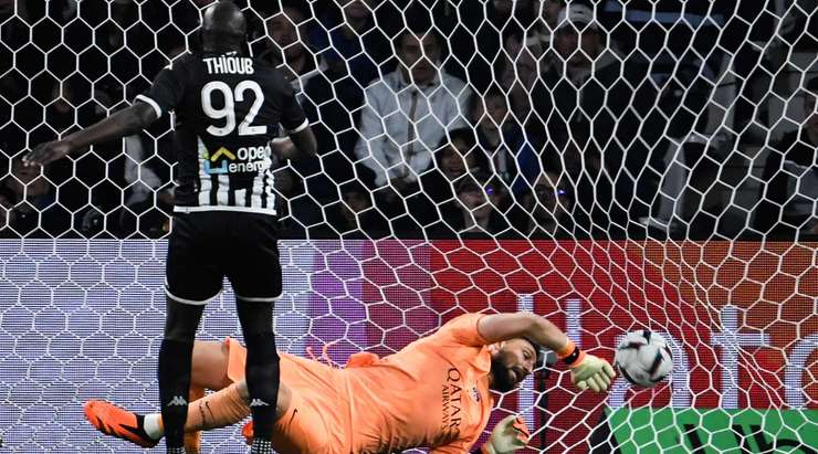 Vào - 1:2! Abdallah Sima kiến tạo cho Sada Thioub (Angers) trong vòng cấm và anh ấy đưa bóng vào góc phải phía dưới và qua Gianluigi Donnarumma.