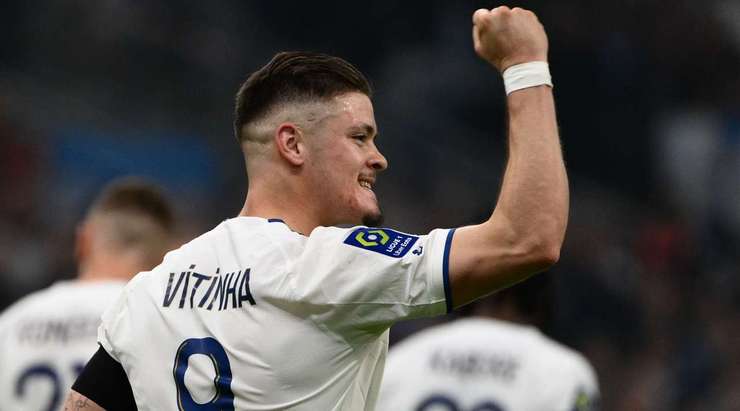 Vào! Vitinha (Marseille) đã có mặt đúng lúc đúng chỗ để lấy bóng bật ra trong vòng cấm, và anh ấy sút bóng vào nóc lưới. Tỉ số là 3:0.