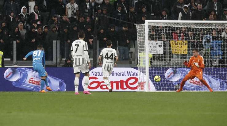 Eljif Elmas thực hiện một quả tạt bổng chính xác vào vòng cấm. Giacomo Raspadori (Napoli) đón bóng và dứt điểm nhanh vào góc thấp bên trái khung thành. Thủ môn đã không có cơ hội nào để cản phá! Tỉ số đã được thay đổi thành: 0:1.