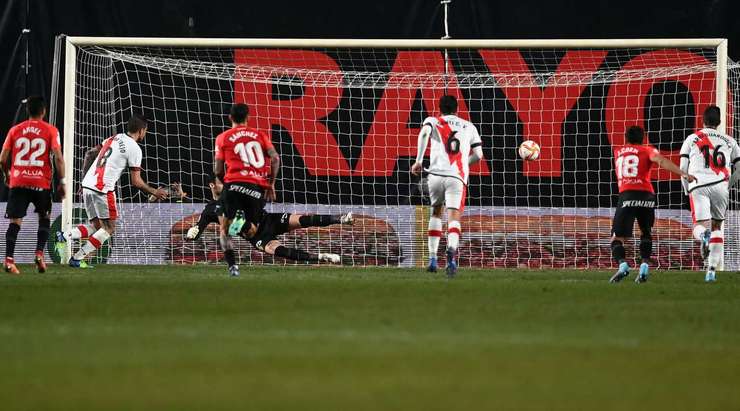 VÀO! Đó là một cú sút phạt đền hoàn hảo của Oscar Trejo (Rayo Vallecano) về phía bên phải khung thành, không có một chút cơ hội nào cho thủ môn Sergio Rico để cản phá!