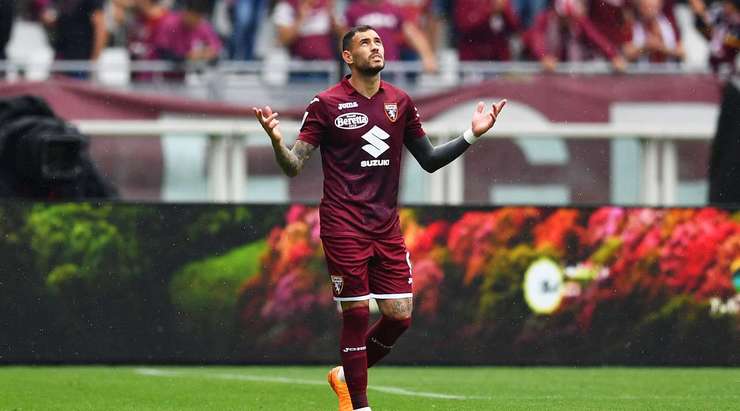Antonio Sanabria (Torino) nhận đường chuyền từ đồng đội và anh không hề do dự tung một cú sút chìm không thể cản phá vào góc thấp bên trái khung thành.