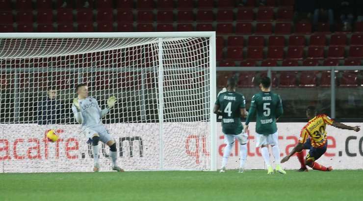 Một pha dứt điểm xuất sắc! Khouma Babacar (Lecce) đón một quả tạt hoàn hảo tới từng centimét trong vòng cấm và tung một cú sút căng vào mép trong cột dọc bên phải. Chúng tôi thật sự không đủ ca từ để tôn vinh bàn thắng vừa rồi!