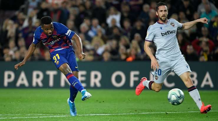 Vào! Lionel Messi tung một đường chuyền tuyệt vời đến vị trí của Anssumane Fati (Barcelona) trong vòng cấm, và cầu thủ này tận dụng rất tốt cơ hội để dứt điểm với một cú sút chìm gọn gàng vào lưới. 1:0.