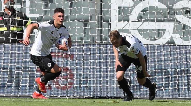 Vào! Roberto Piccoli (Spezia) sút bóng bật ra vào góc trái phía dưới sau khi bóng đến chỗ anh ấy trong vòng cấm. Tỉ số là 1:3.