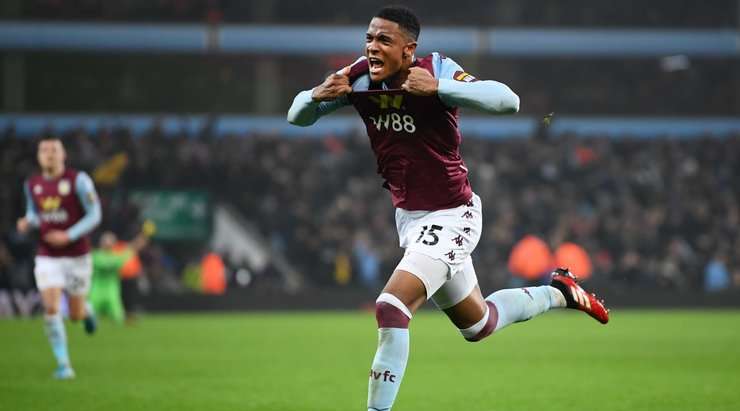 Tyrone Mings (Aston Villa) đón đường chuyền từ đồng đội và ở vào một vị trí tuyệt vời trong vòng cấm trước khi tung cú sút xuất sắc vào góc cao bên trái.