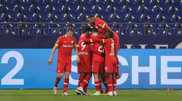 Julian Baumgartlinger (Bayer Leverkusen) thể hiện sự nhạy bén của mình trong một tình huống phạt góc và đánh đầu thành bàn. Pha dứt điểm của anh ấy đi vào phía trong cột dọc bên phải.