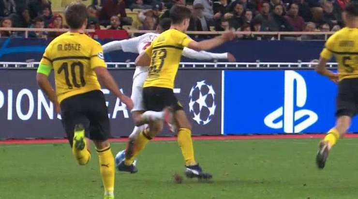 Julian Weigl (Dortmund) không ngạc nhiên khi nhận 1 tấm thẻ vàng. Trọng tài đã xử lý tốt để giảm nhiệt những cái đầu nóng của cầu thủ hai bên.