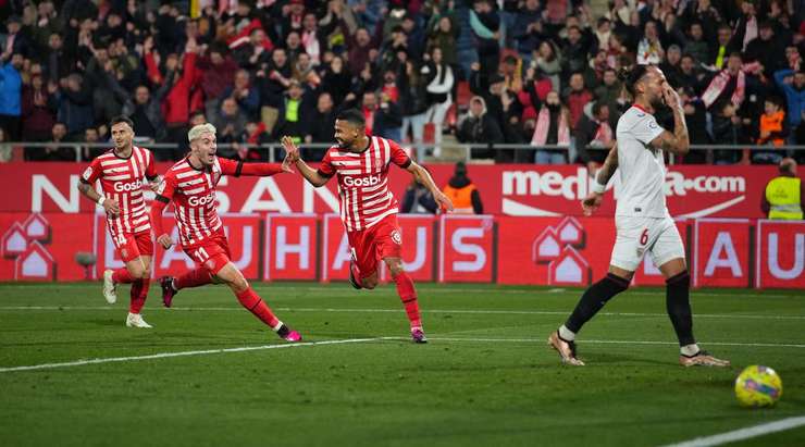 Vào! Valery Fernandez tìm đến Yangel Herrera (Girona) tại rìa vòng cấm, anh ấy chọn thời điểm chạy hoàn hảo và bấm bóng qua thủ môn tuyệt đẹp. 2:1.
