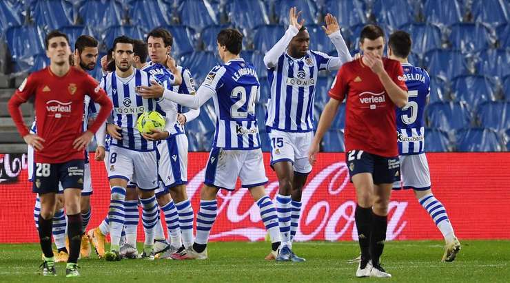 VÀO! Willian Jose đón quả tạt trong vòng cấm và đánh đầu về phía bên kia khung thành, nơi Ander Barrenetxea (Real Sociedad) đang ẩn nấp và cầu thủ này dễ dàng chích bóng vào lưới. 1:1.
