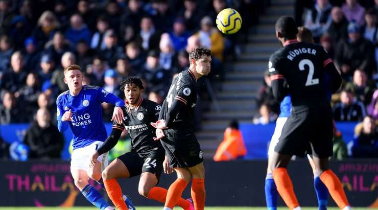 Vào! Harvey Barnes (Leicester) nhận bóng trong vòng cấm ở một vị trí rất thuận lợi và dứt điểm. Cú sút của anh đổi hướng khi chạm vào một cầu thủ đối phương, khiến thủ môn Wilfredo Caballero bó tay. Tỉ số đã được nâng lên 1:1.