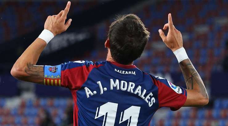Vào! Jose Morales (Levante) thể hiện sự nhạy bén của mình trong vòng cấm khi anh ấy đón một đường chuyền thông minh từ đồng đội và tung cú sút một chạm vào góc phải phía dưới. Marti Roger là người đã kiến tạo bàn thắng. Tỉ số là 2:2.
