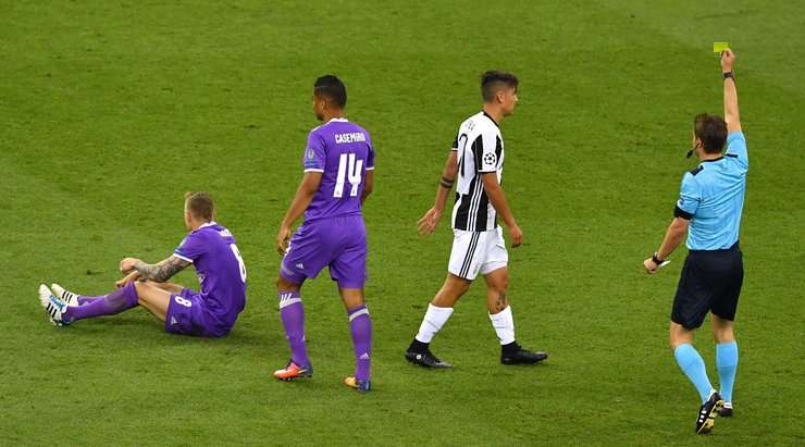 Felix Brych rút ra một chiếc thẻ vàng dành cho Paulo Dybala (Juventus) vì pha tắc bóng thô bạo.