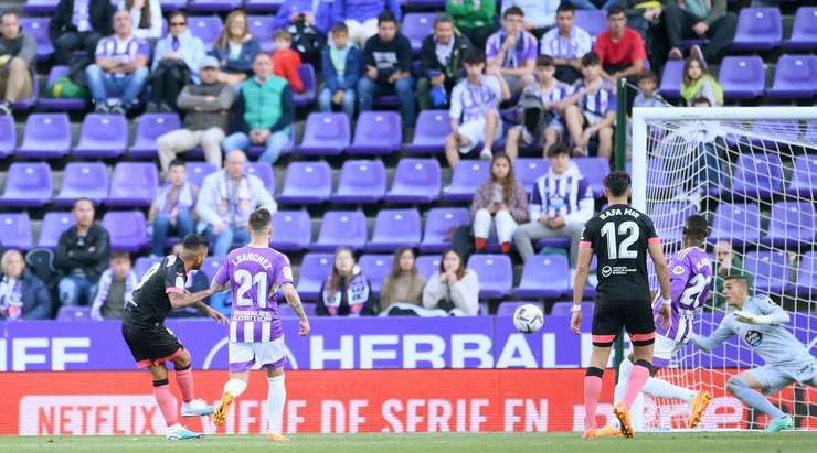 Vào! Từ ngoài vòng cấm địa, Jesus Corona (Sevilla) kiểm soát gọn gàng một đường chuyền chính xác từ Fernando. Anh quan sát nhanh và tung một cú sút không thể cản phá đi thẳng vào góc trái khung thành. Tỉ số là 0:3.