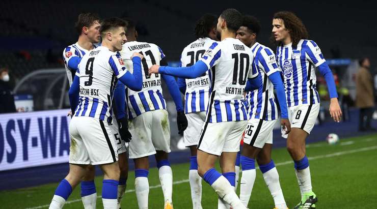 Vào! Sau khi nhận một đường chuyền tốt, Krzysztof Piatek (Hertha Berlin) nhanh chân tung một cú sút chìm vào chính giữa khung thành, đưa bóng lọt qua người thủ môn. Khi có may mắn thì đúng là sút kiểu gì cũng vào!