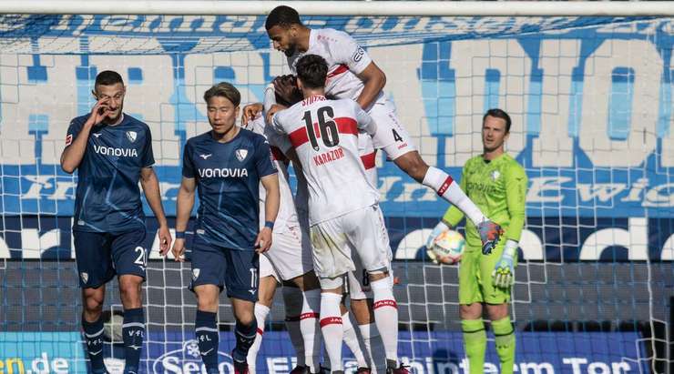 Một cú sút sấm sét! Bóng đến chỗ Hiroki Ito (VfB Stuttgart) tại rìa vòng cấm sau một tình huống lộn xộn và anh ấy tung một cú sút quyết đoán, bóng đi trúng xà ngang vào lưới.