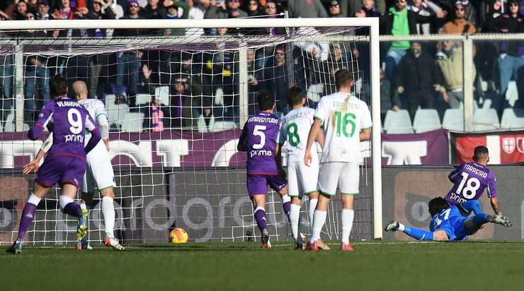 Vào! Lucas Torreira (Fiorentina) là người nhanh nhất phản ứng với pha bóng bật ra và sút bóng vào lưới. Tỉ số là 2:2.