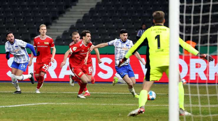 Đốt lưới nhà! Rani Khedira (Union Berlin) có vẻ như đang có một ngày thi đấu quá xui xẻo khi anh vô tình đưa một chuyền của đối phương vào thẳng lưới nhà. Tỉ số đã thay đổi thành 1:2.