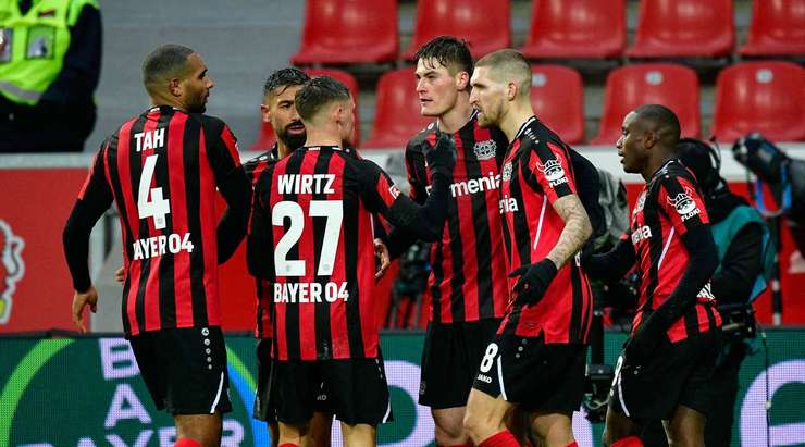 Vào! Patrik Schick (Bayer Leverkusen) đã có mặt đúng lúc đúng chỗ để lấy bóng bật ra trong vòng cấm, và anh ấy sút bóng vào bên trái khung thành. Tỉ số là 1:0.