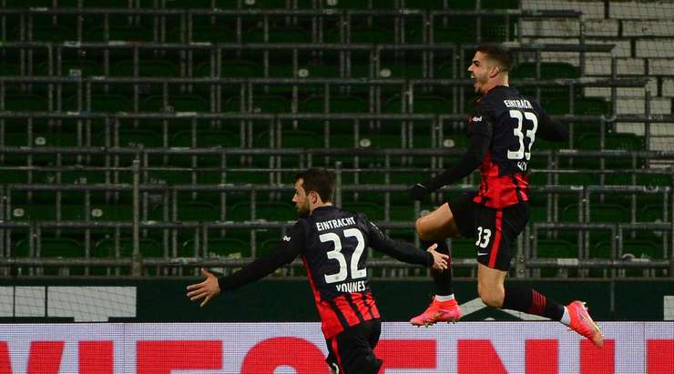 Andre Silva (Eintracht Frankfurt) giành chiến thắng trong một pha không chiến để đón một quả tạt tốt vào trong vòng cấm và ghi bàn với một cú đánh đầu, bóng đập cột dọc bên phải vào lưới.