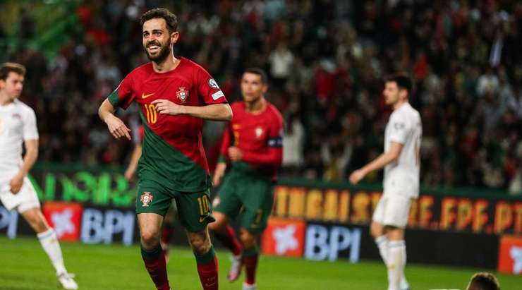 Vào 2:0! Bernardo Silva (Bồ Đào Nha) đệm bóng thành bàn từ cự li gần sau khi bóng bật ra tới hướng di chuyển của anh ấy.