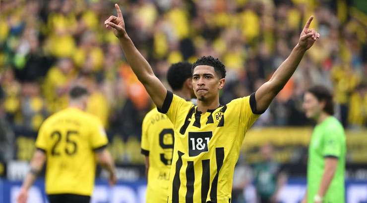 Vào! Jude Bellingham (Dortmund) nhận một đường chuyền chính xác và tung một cú sút xa tuyệt vời! Pha dứt điểm không tưởng của anh ấy đánh bại thủ môn, người đã bị bất ngờ, và đưa bóng đi chạm xà ngang vào lưới.