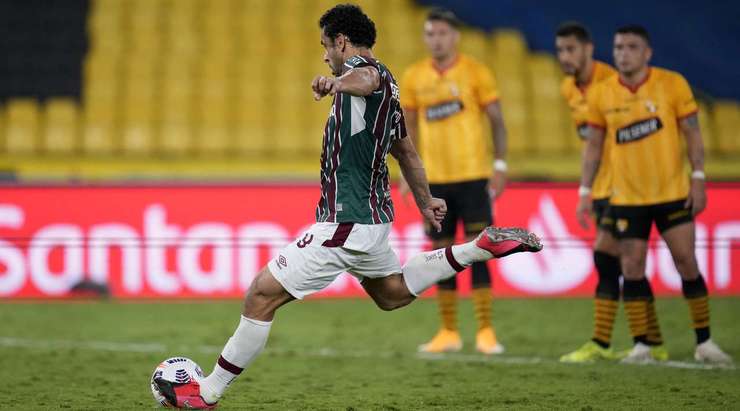 VÀO! Đó là một cú sút phạt đền tuyệt vời của Fred (Fluminense) về phía góc thấp bên trái khung thành, không có một chút cơ hội nào cho thủ môn Javier Nicolas Burrai để cản phá!
